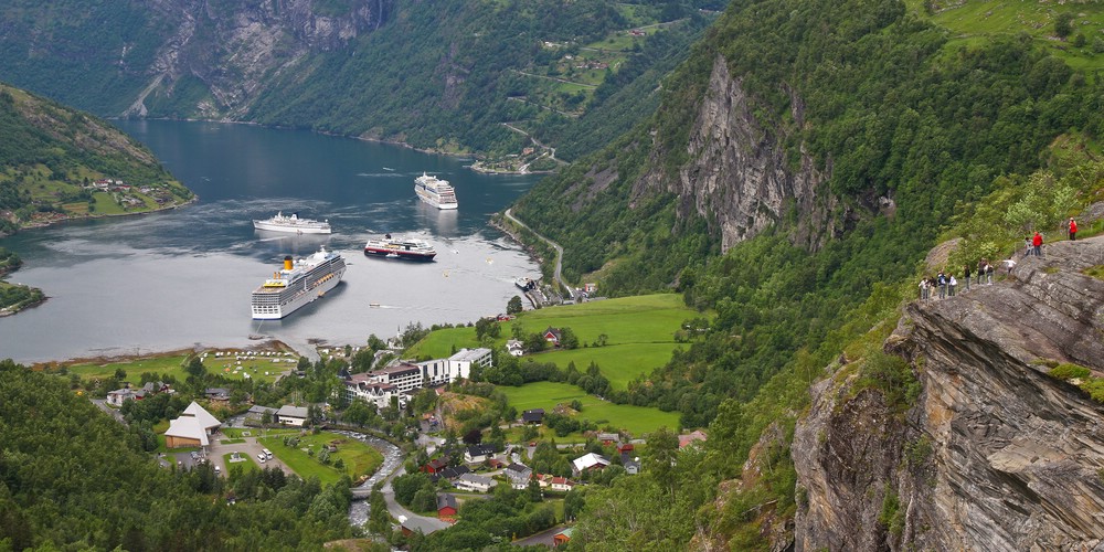 Stell-dich-ein der Kreuzfahrt-Schiffe im Geiranger-Fjord