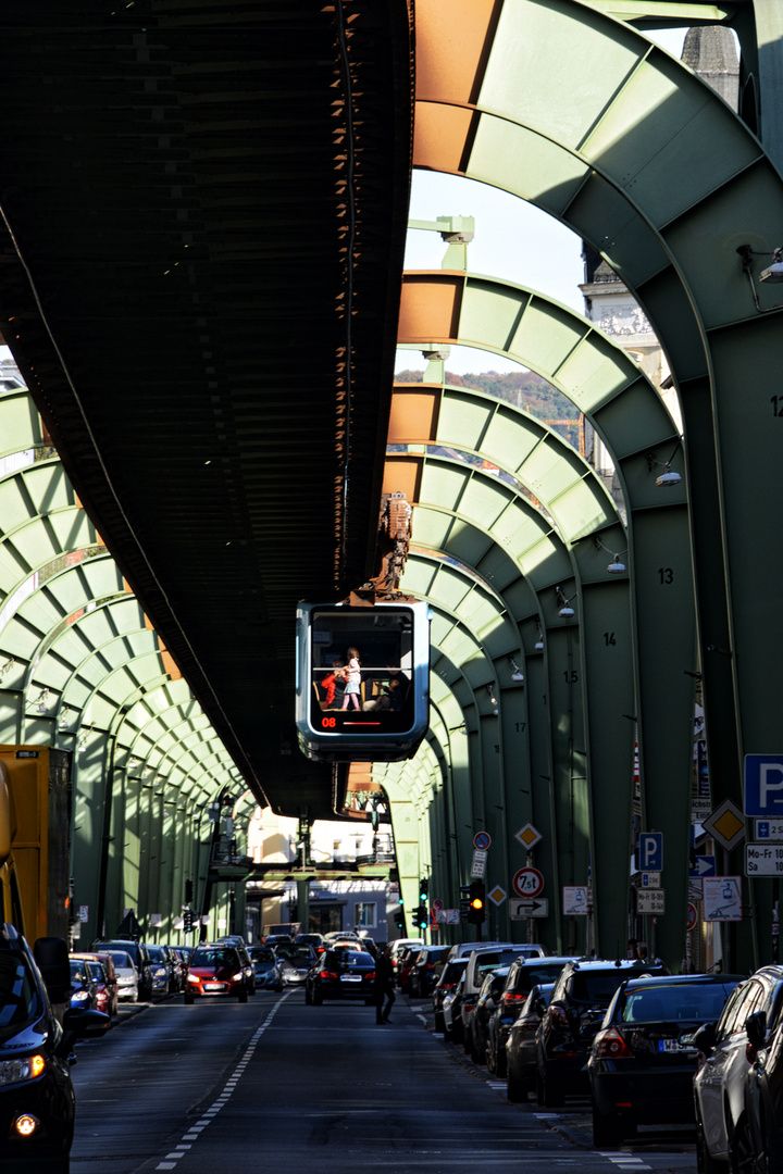 Stell dich mal dahin! - Familienfoto in der Schwebebahn