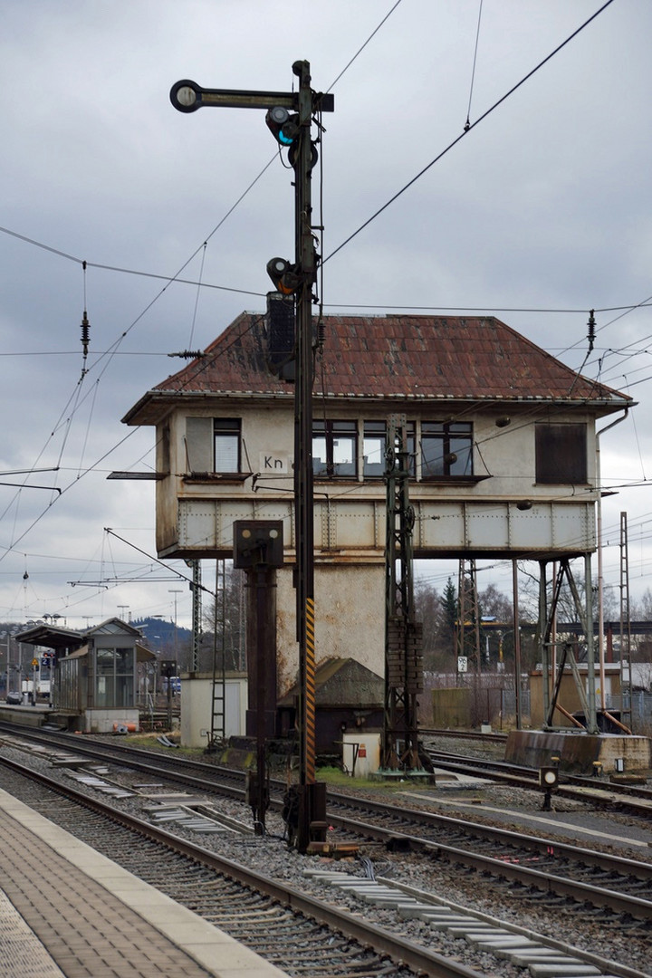 Stellwerk und Hauptsignal von Kreuztal