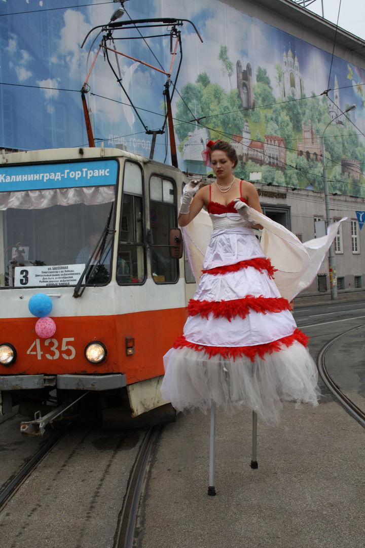 Stelzenfrau trifft Tram