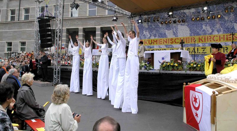 Stelzenlaufen beim Kirchentag in Halle/S 2006