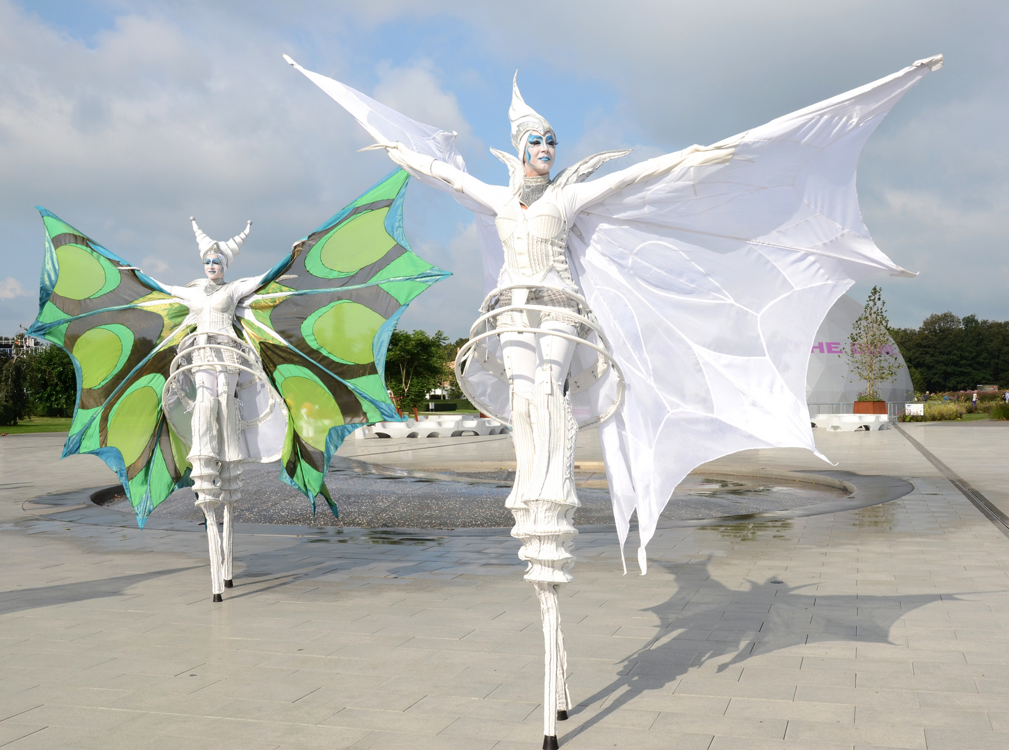 Stelzenmädchen auf der Floriade