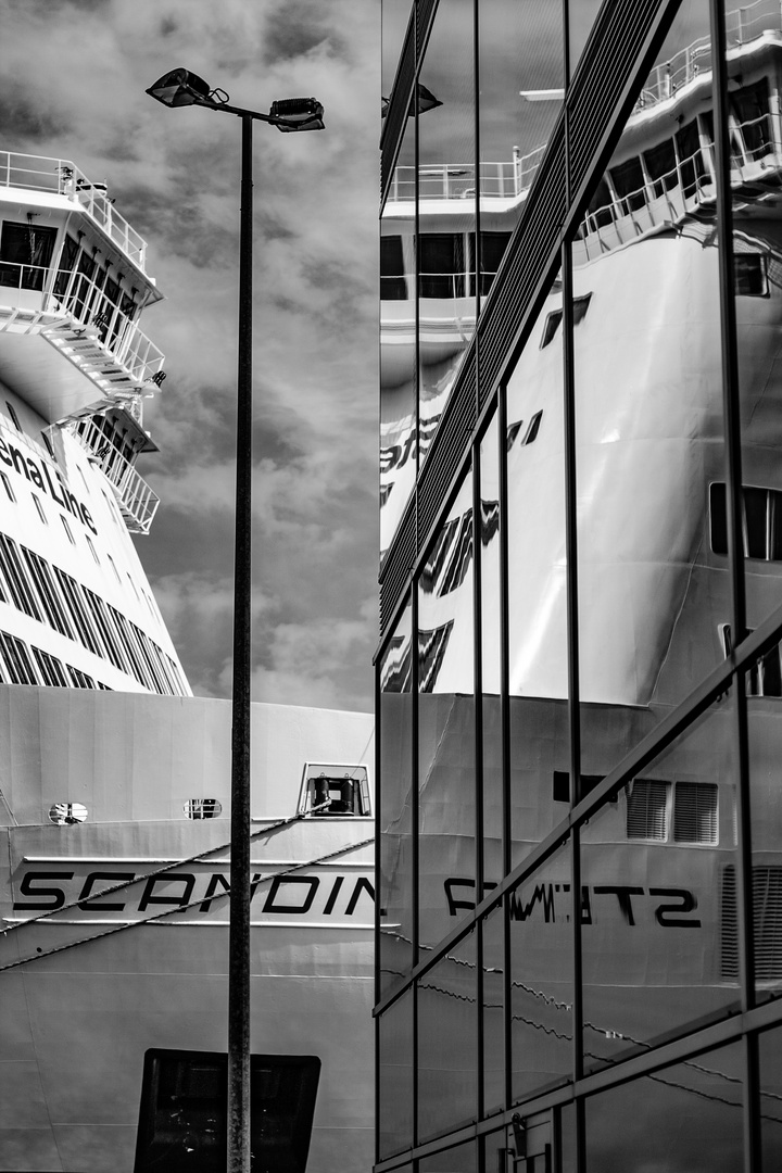 Stena im Spiegel