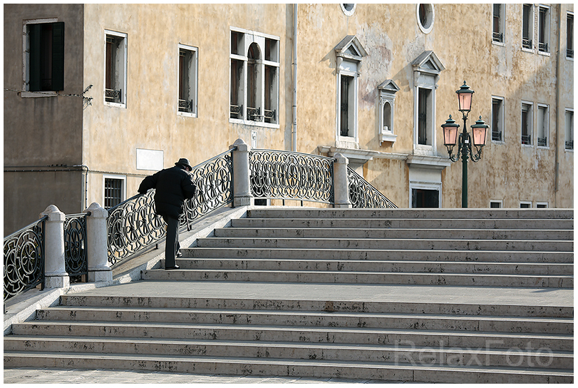 "Step by step" - Alter Mann auf Brücke in Venedig