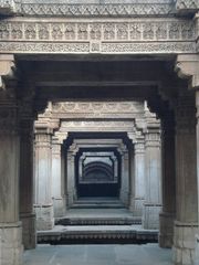 Step-well "Vav"