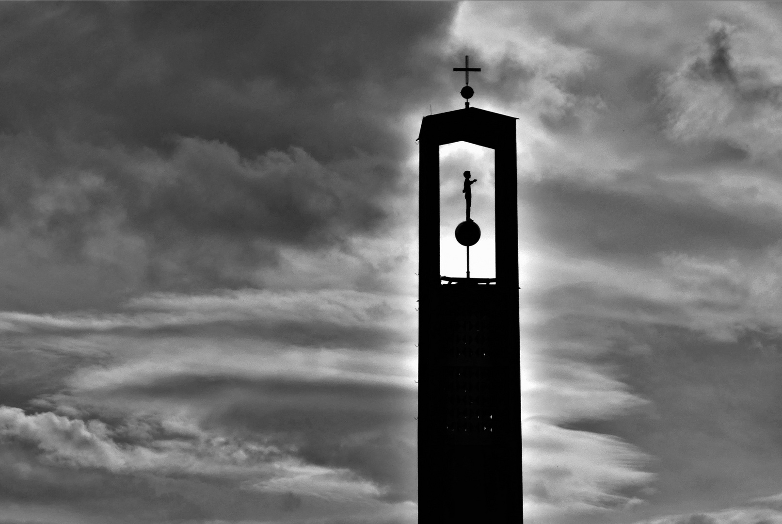 Stephan Balkenhols Mann im Turm. St. Elisabeth-Kirche, Kassel. 9/2023