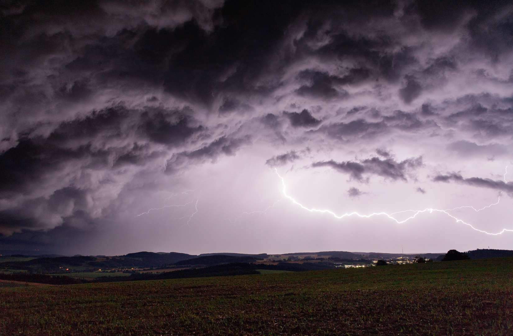 Sterbendes Gewitter bei Anbruch der Nacht