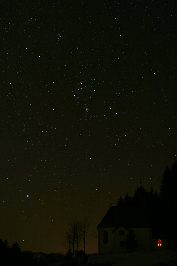 Sternbild Orion über der Pestkapelle bei Wackersberg