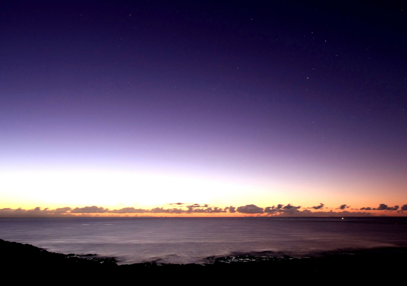 Sternbild Skorpion vor Sonnenaufgang am Strand von Teneriffa