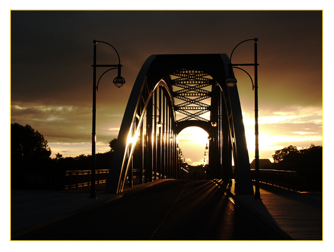 Sternbrücke in Magdeburg im Sonnenuntergang