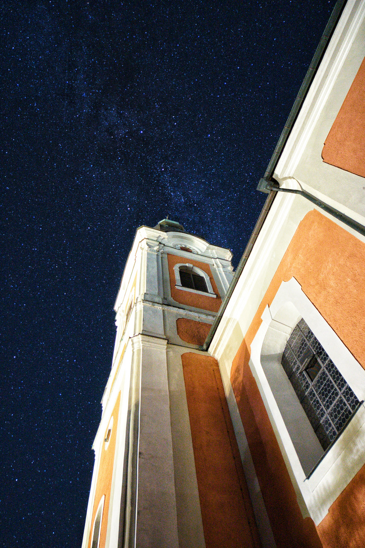 Sterne über der Kirche