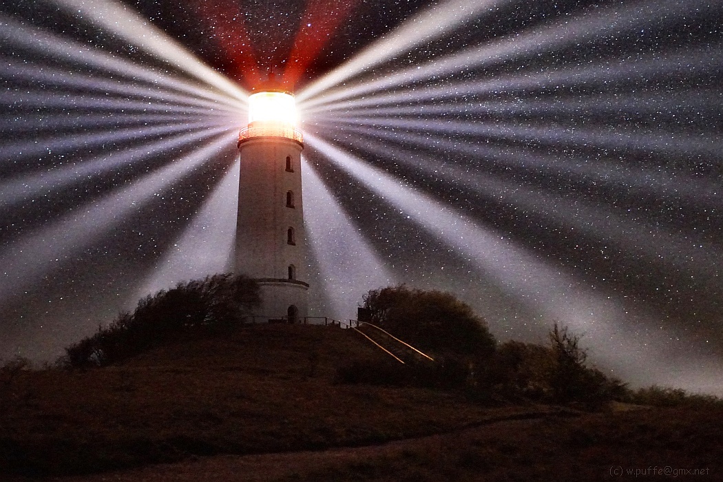 Leuchtturm-Strahl von Licht und Leuchtfeuer der Hoffnung und