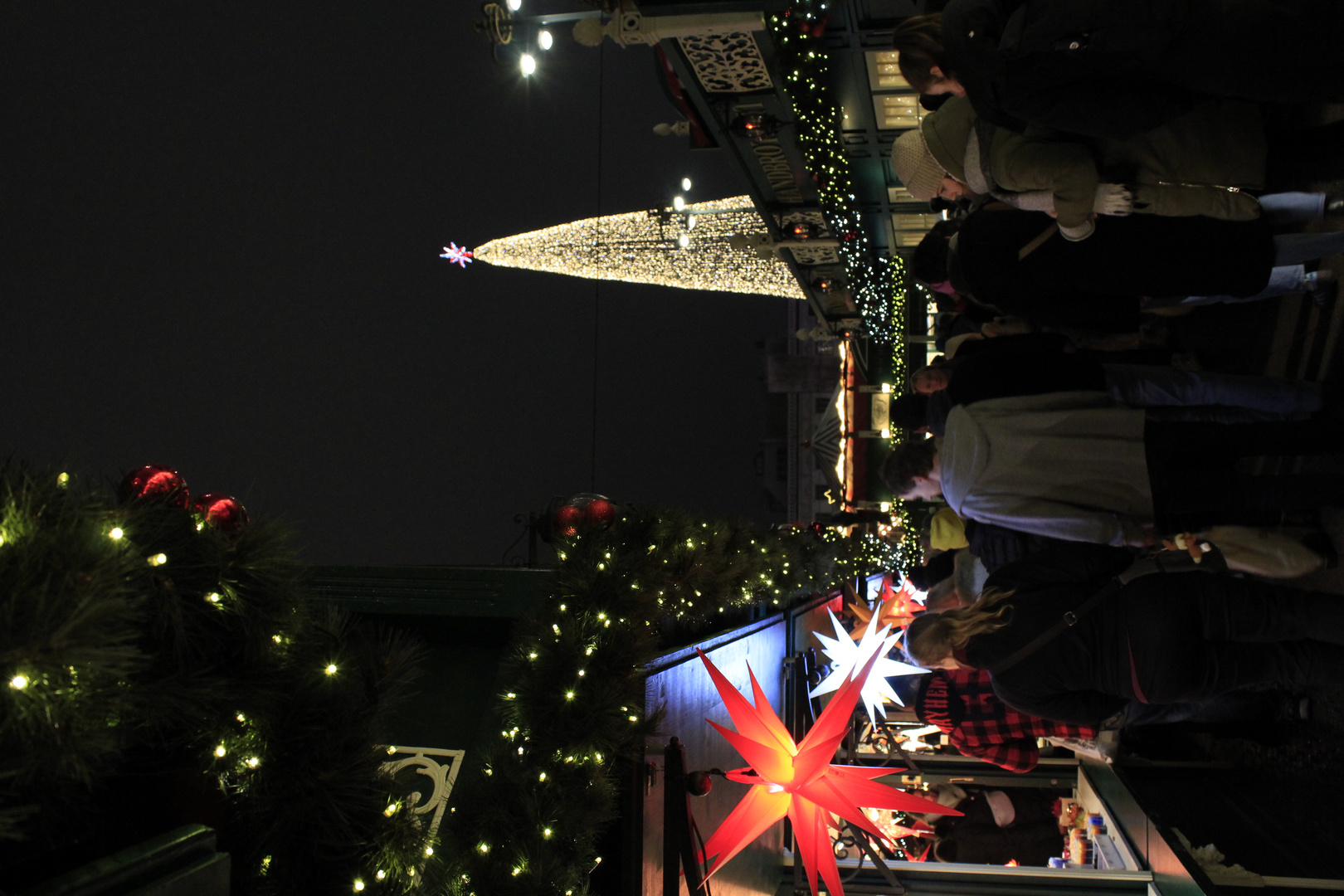 Sterne und Lichterbaum auf dem Weihnachtsmarkt.