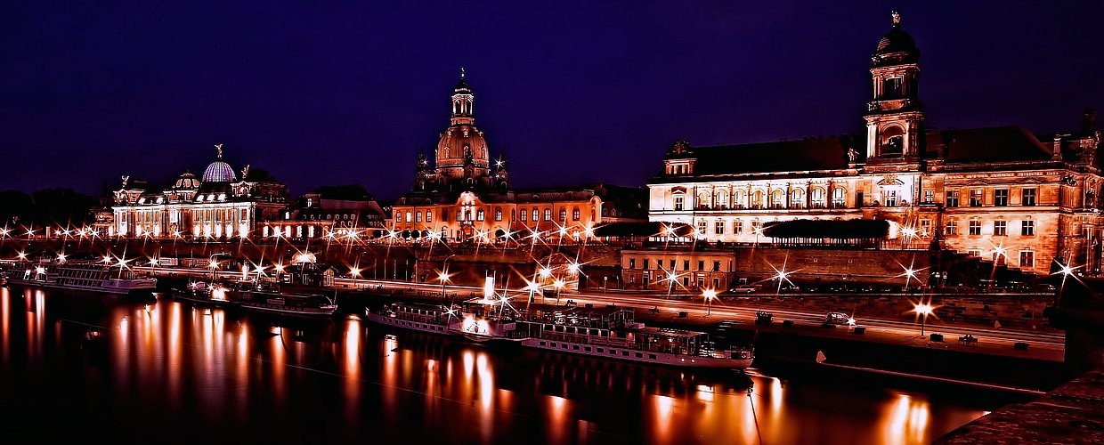 Sterne und Lichtermeer am Elbufer In Dresden