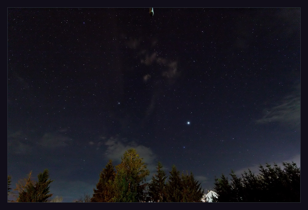 Sterne und Wölkchen bei Nacht