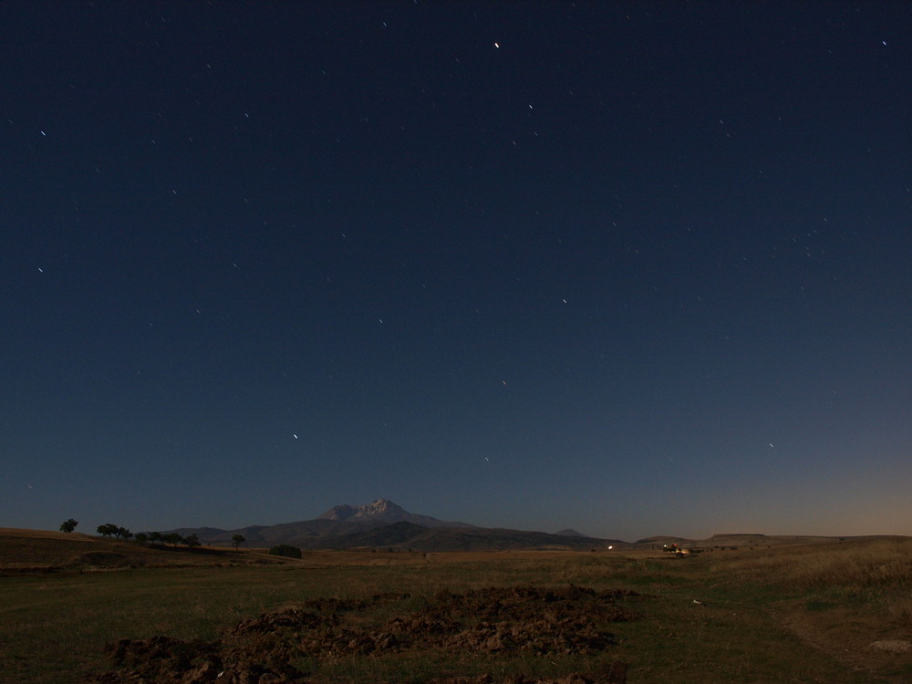 Sternenhimmel mit dem Berg Erciyes