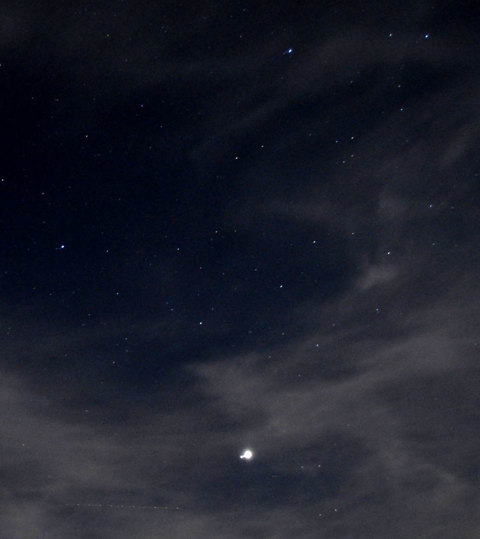 Sternenhimmel mit Jupiter und einem sichtbaren Jupitermond