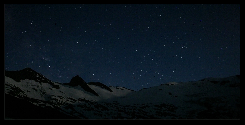 Sternenhimmel, Mondlicht und Berge