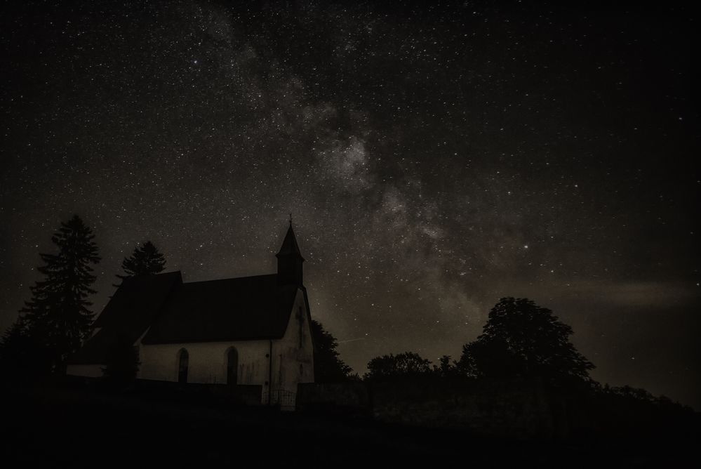 Sternenhimmel über alter Kirche Gruorn