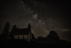 Sternenhimmel über alter Kirche Gruorn