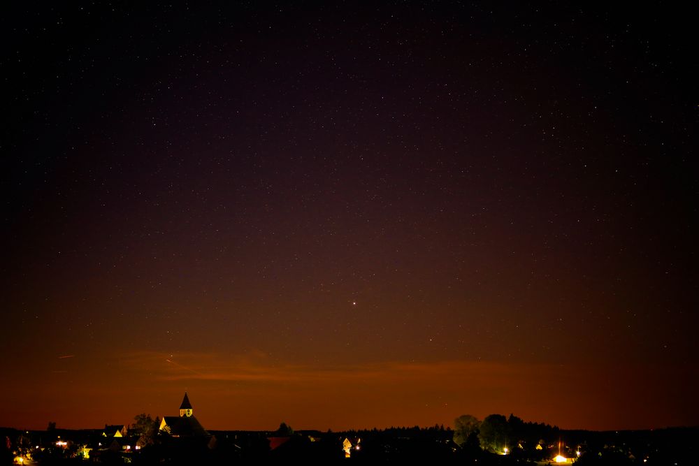 Sternenhimmel über dem Dorf