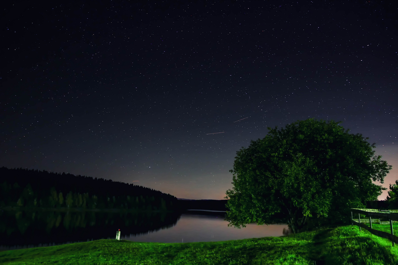 Sternenhimmel über dem Stausee