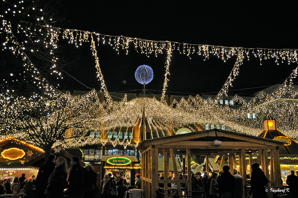 Sternenhimmel über dem Weihnachtsmarkt in Essen, Kennedyplatz