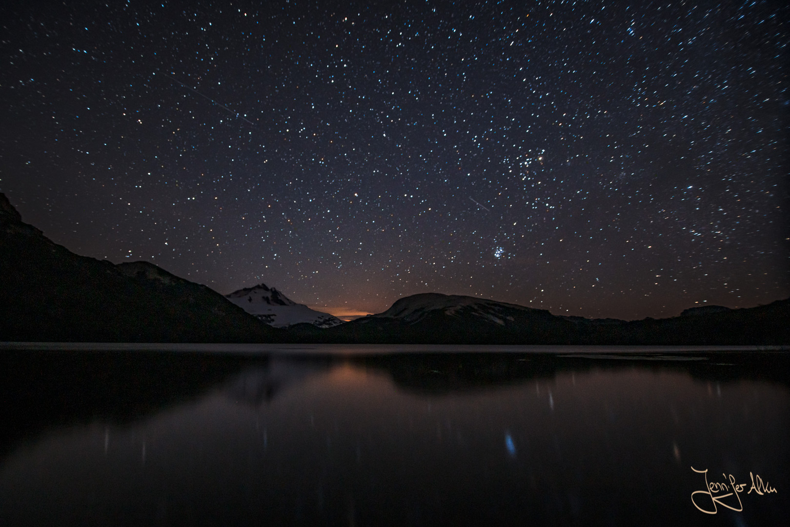 Sternenhimmel über der Laguna Ilon mit dem Cerro Tronador in der Nähe von Pampa Linda