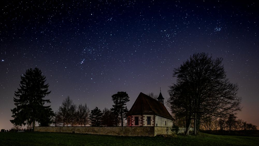 Sternenhimmel über der Londorfer Kapelle