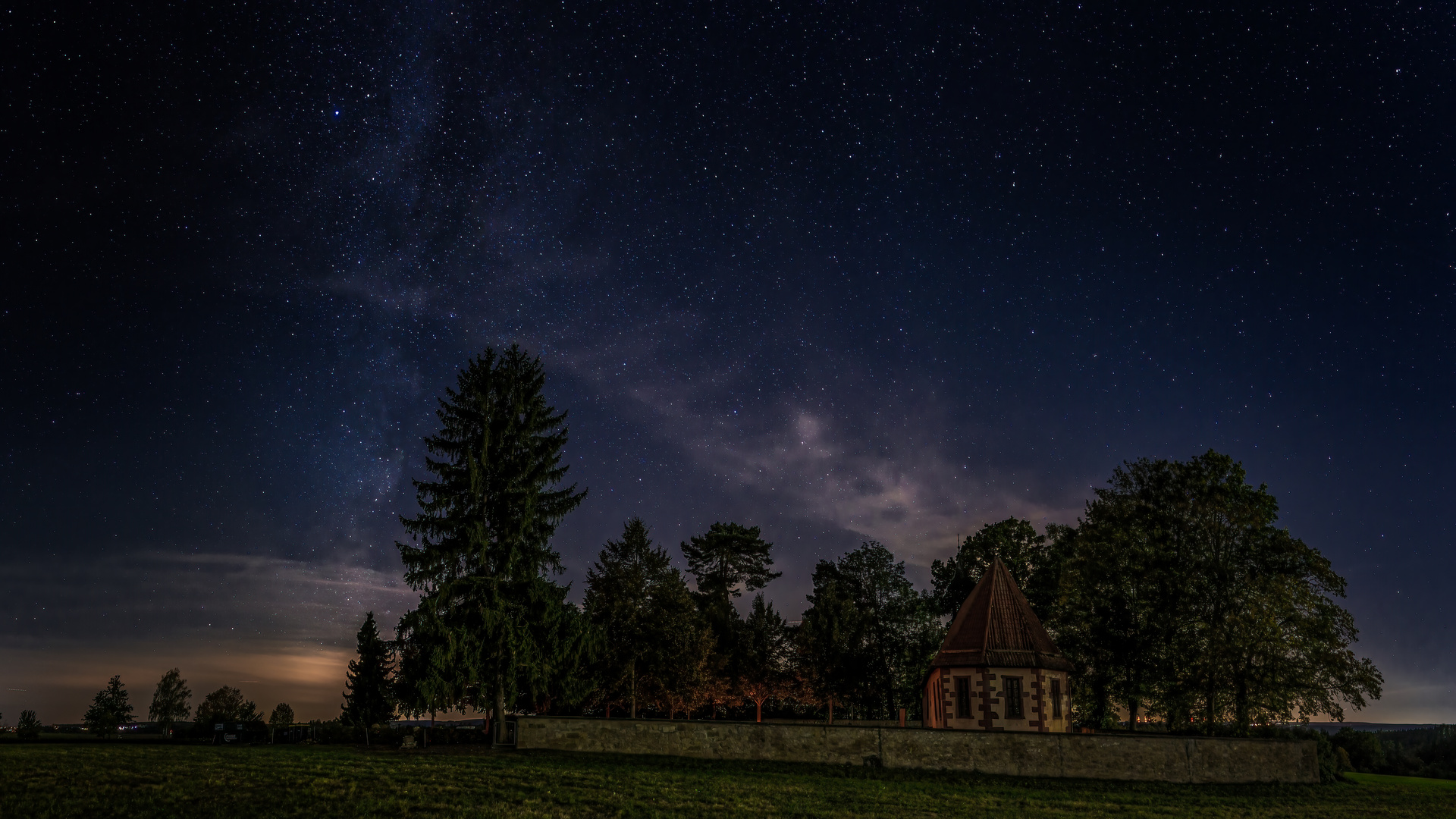 Sternenhimmel über der Londorfer Kapelle