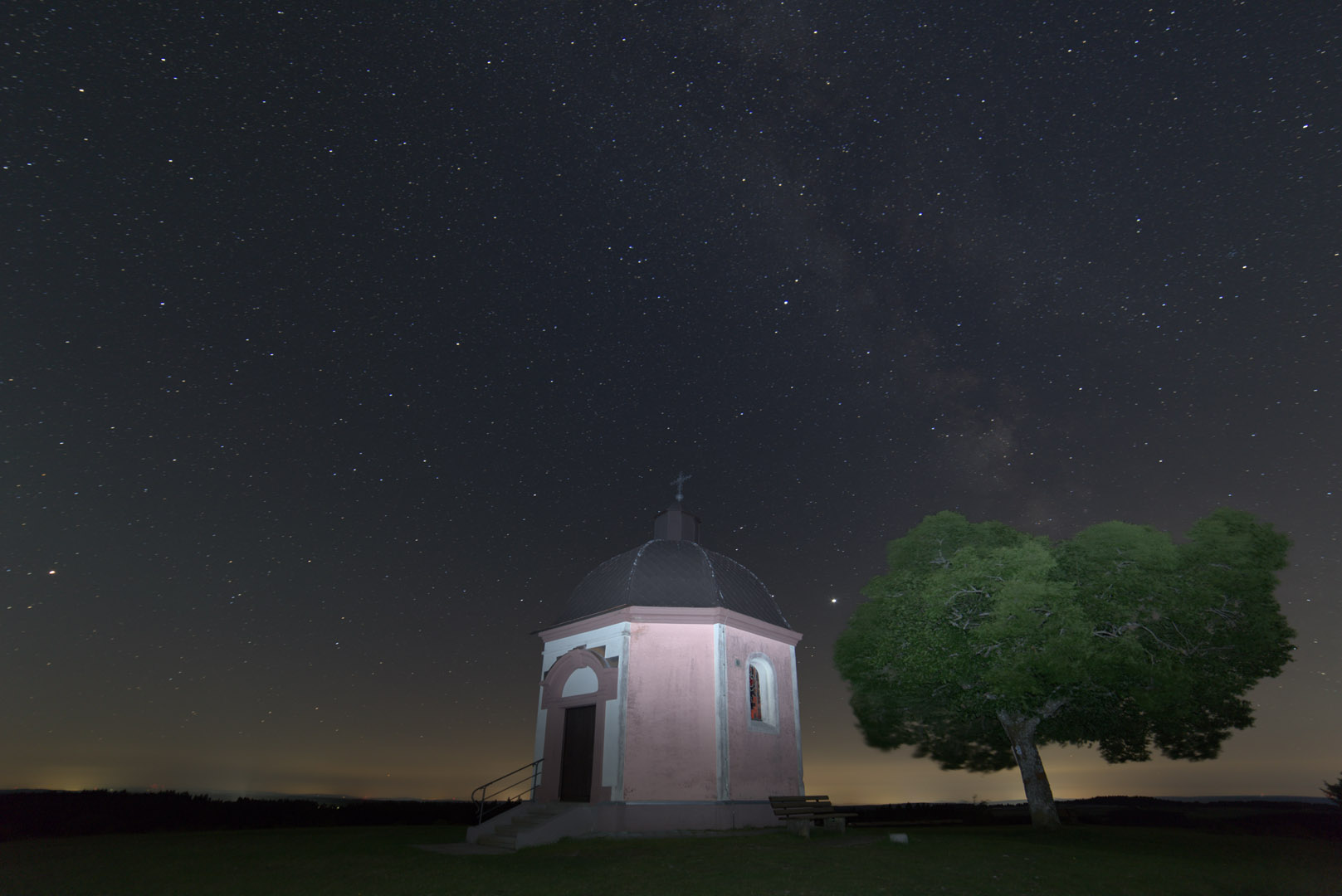 Sternenhimmel über Kapelle in Böttingen