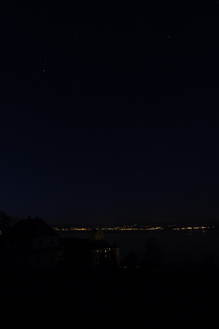 Sternenhimmel über Meersburg und Schneebedeckten Alpen