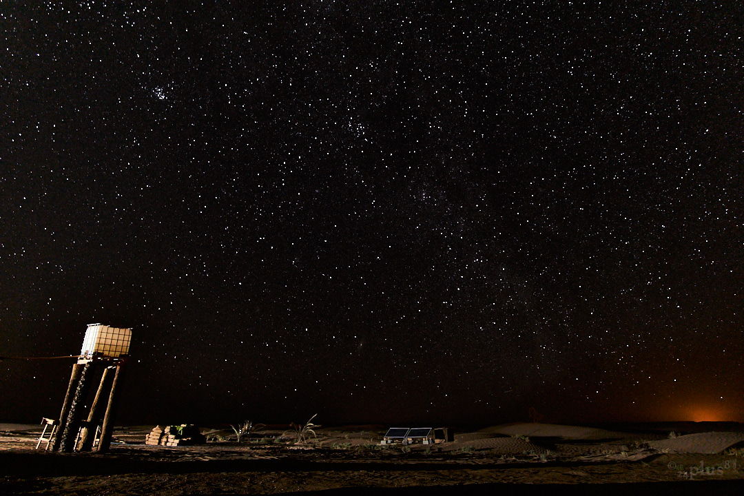 Sternenhimmel über Wüstencamp am Rande der Saharah