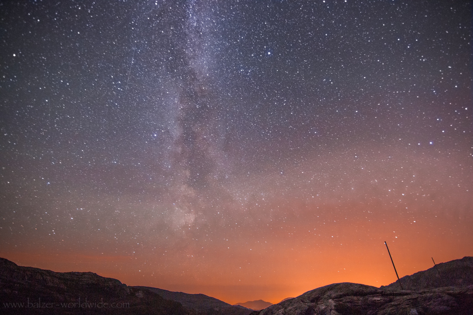 Sternenhimmel zwischen Bergen