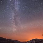 Sternenhimmel zwischen Bergen