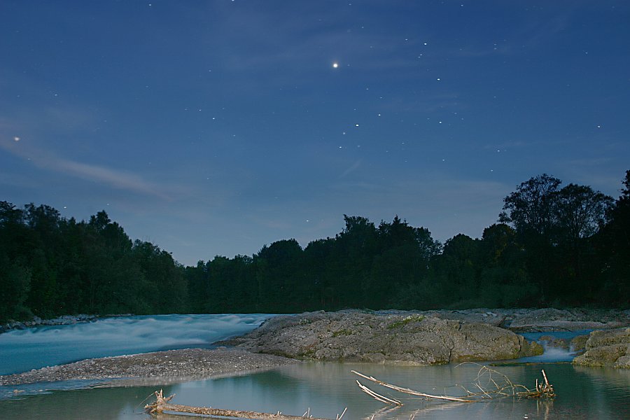 Sternhimmel über Isar-Stromschnelle