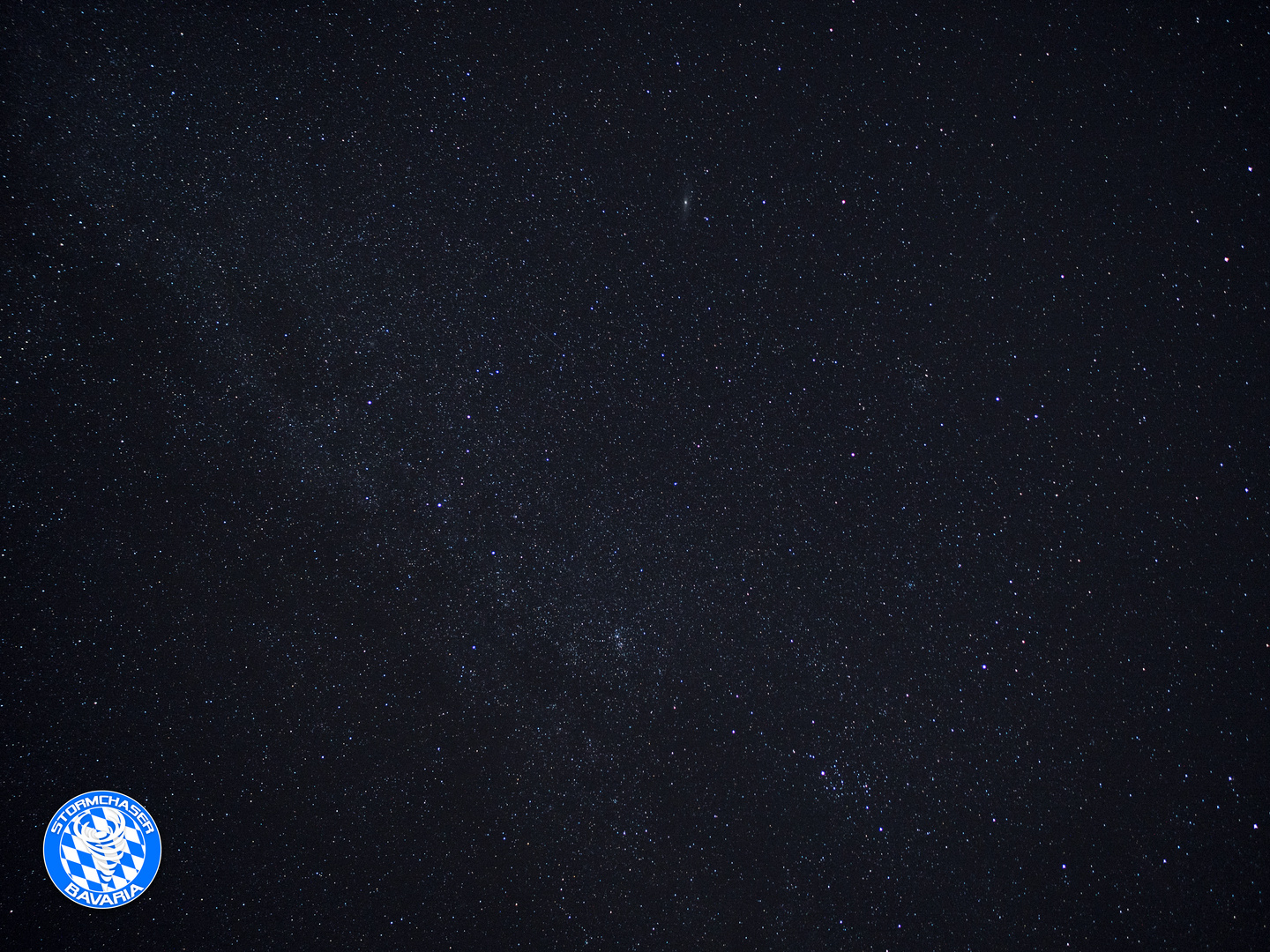 Sternschnuppe in der Milchstraße versteckt + Andromedagalaxie