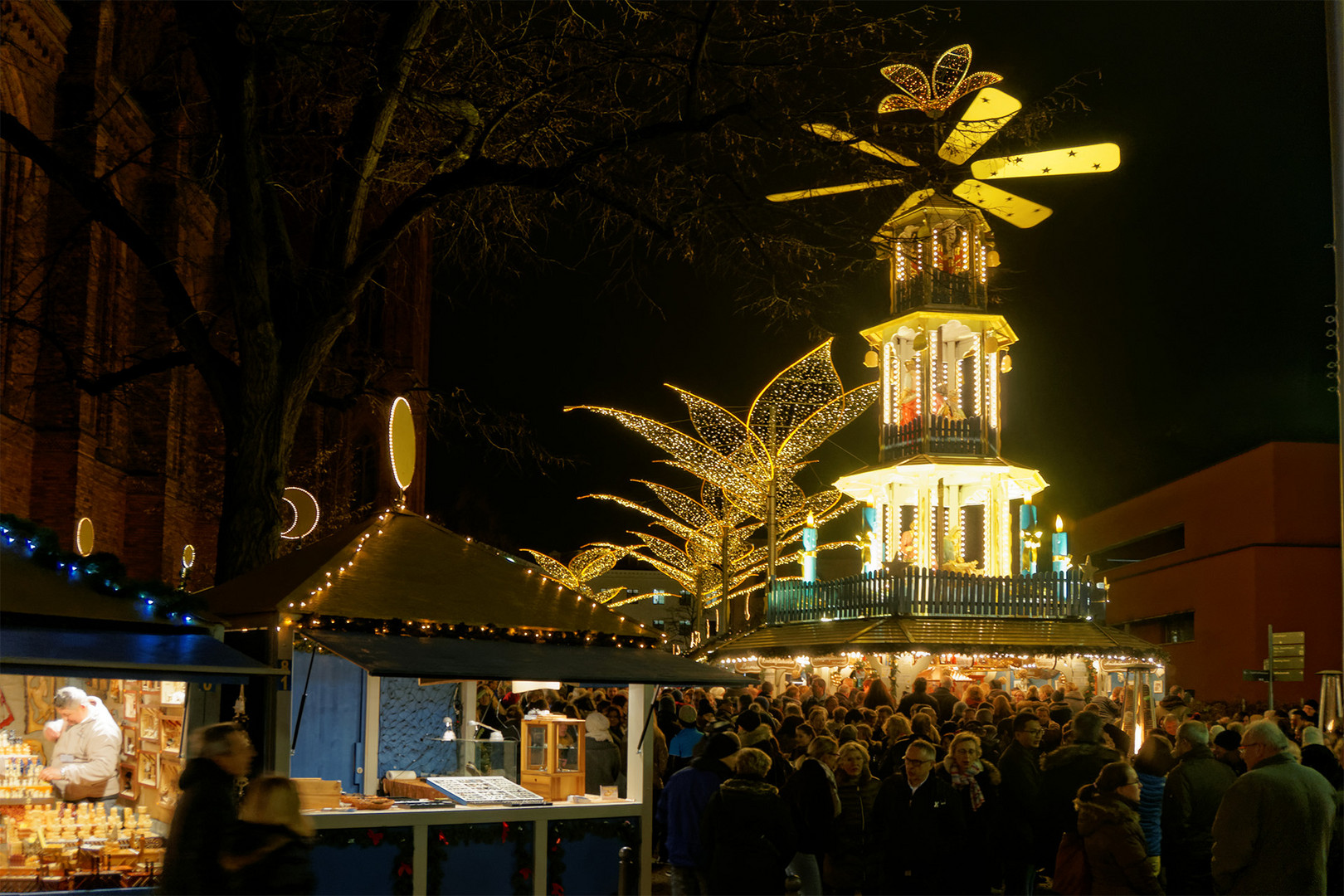 Sternschnuppenmarkt Glühweinstand Weihnachtspyramide