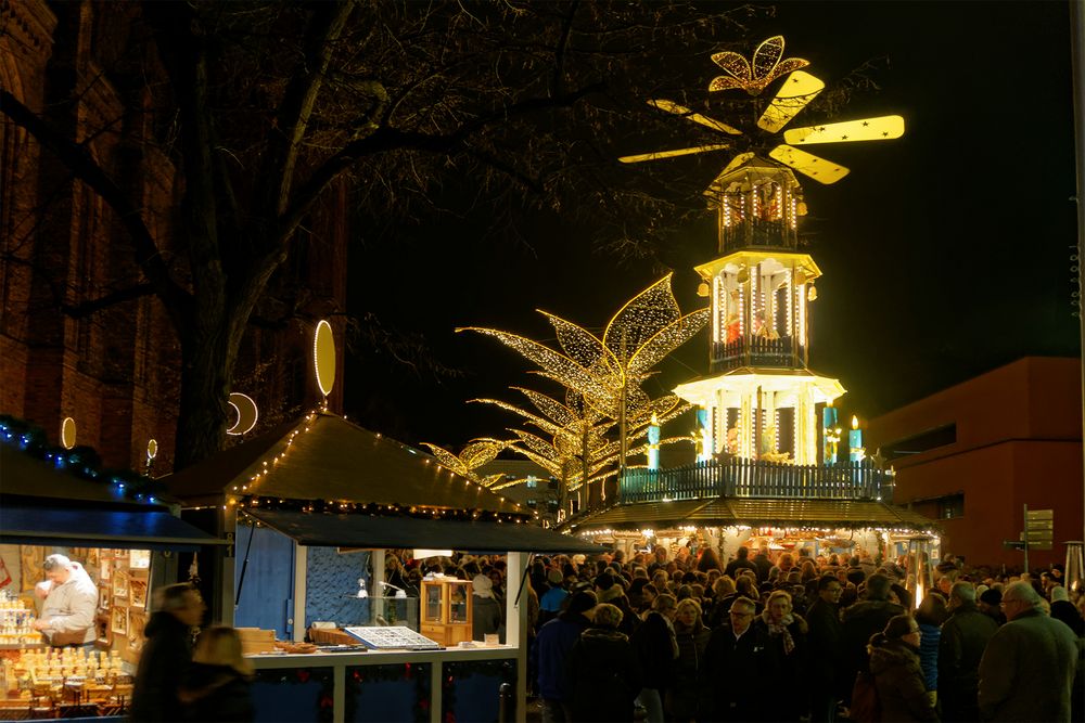 Sternschnuppenmarkt Glühweinstand Weihnachtspyramide