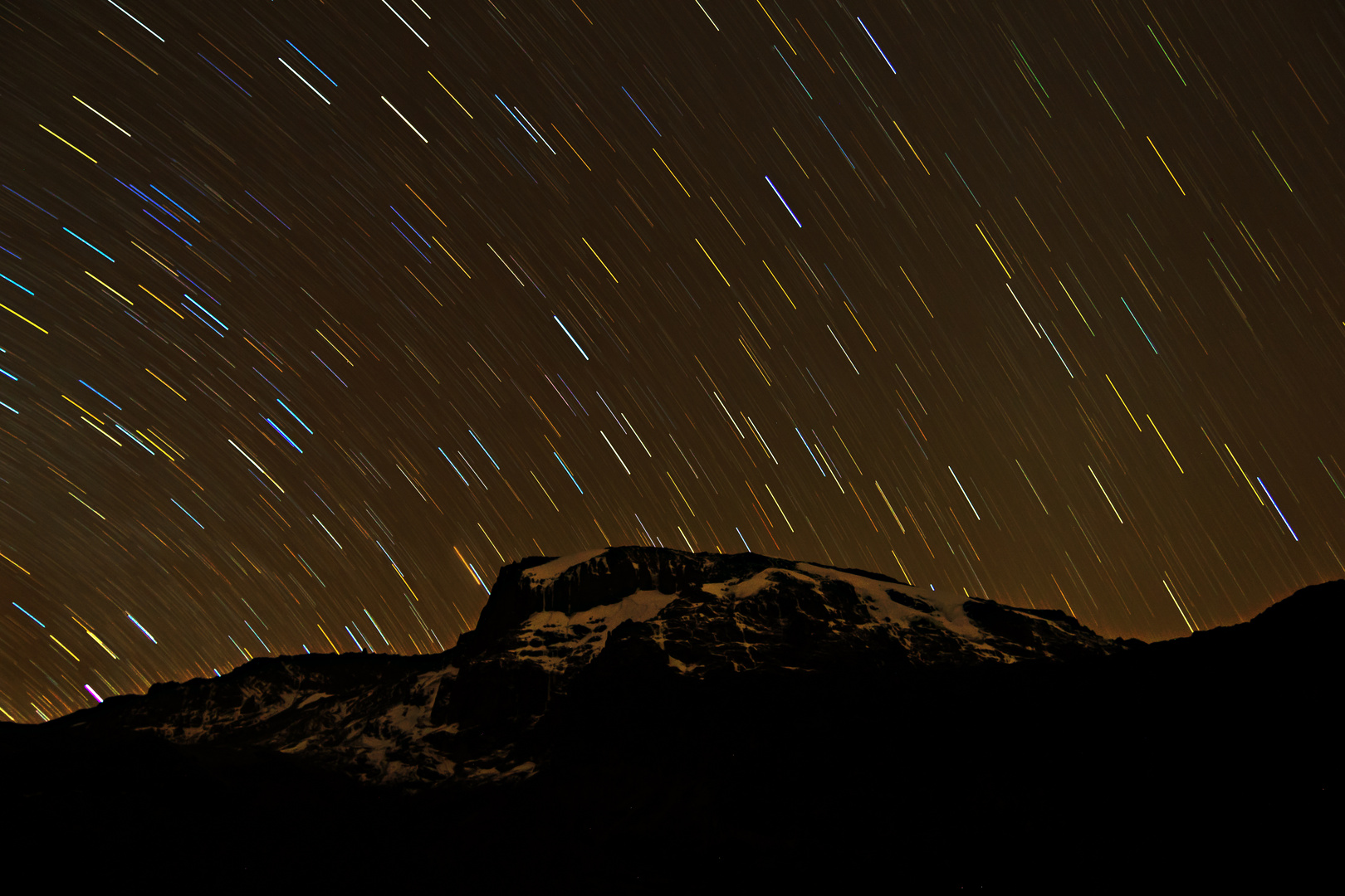 Sternspuren über Kilimanjaro