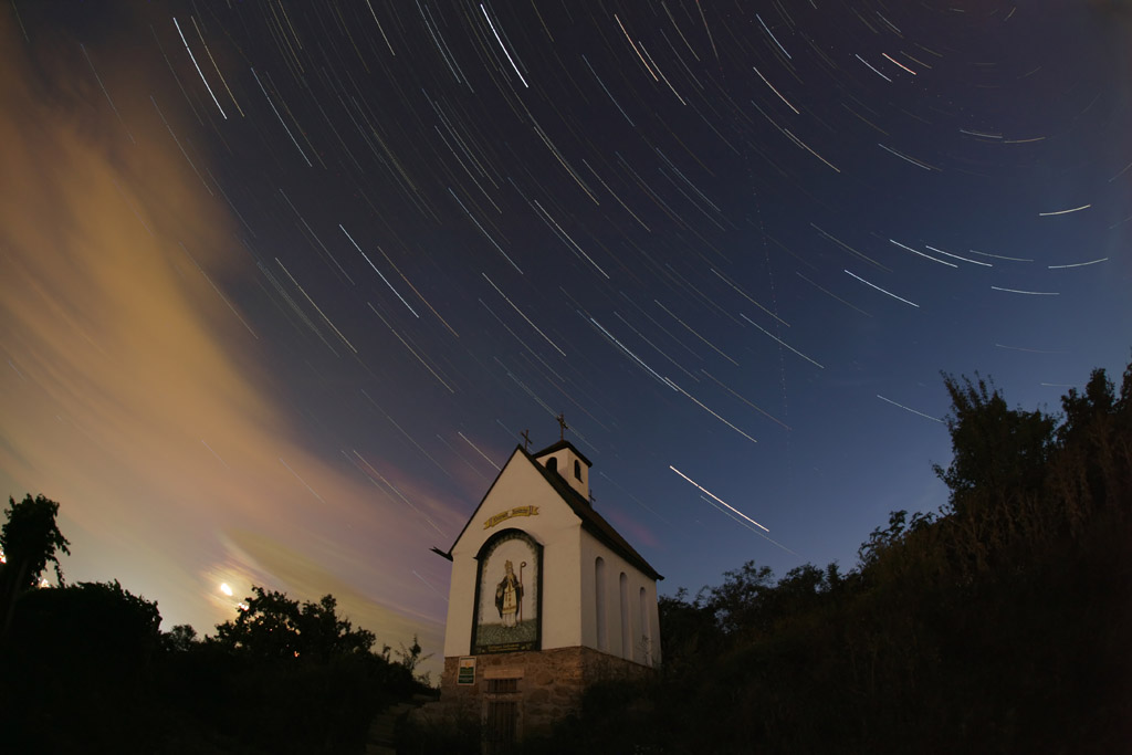 Sternstrichspuren über einer Kapelle