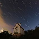 Sternstrichspuren über einer Kapelle