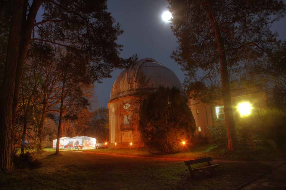 Sternwarte im Mondlicht