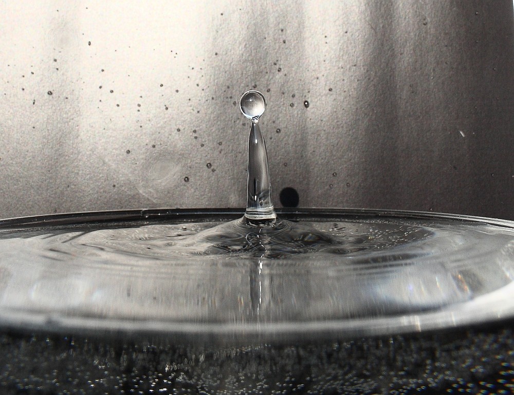 Steter Tropfen höhlt den Stein Foto & Bild | sonstiges, wasser im detail, natur Bilder auf ...