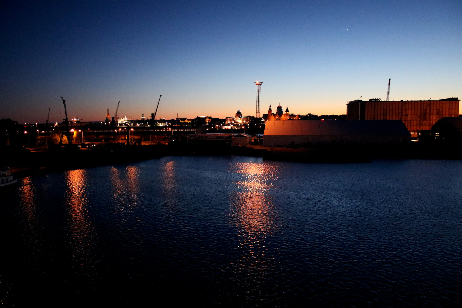 Stettin - Blick vom Schiff auf den Hafen und die Stadt...