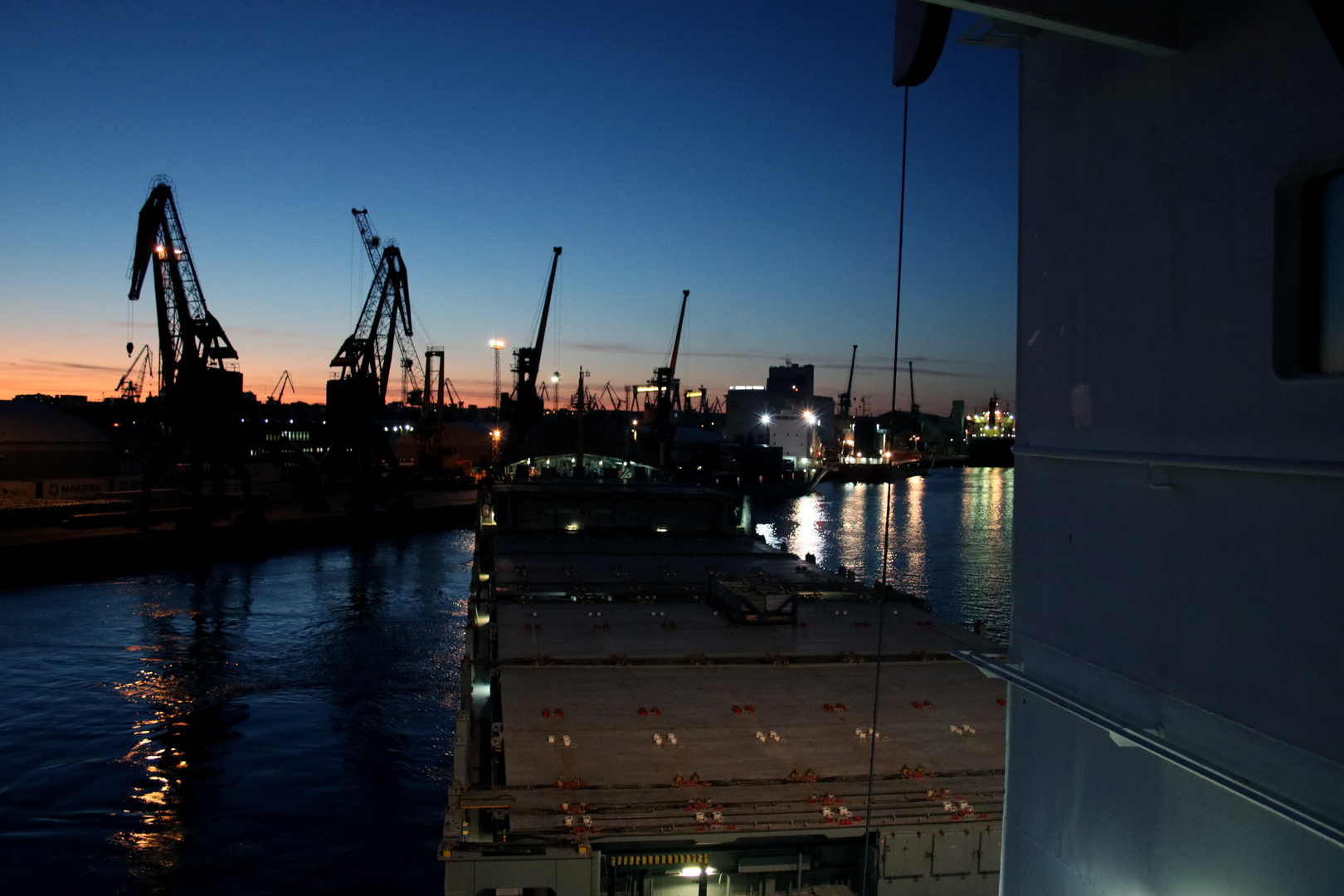 Stettin - Das Schiff verholt zurück an den Containerterminal.