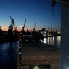 Stettin - Das Schiff verholt zurück an den Containerterminal.