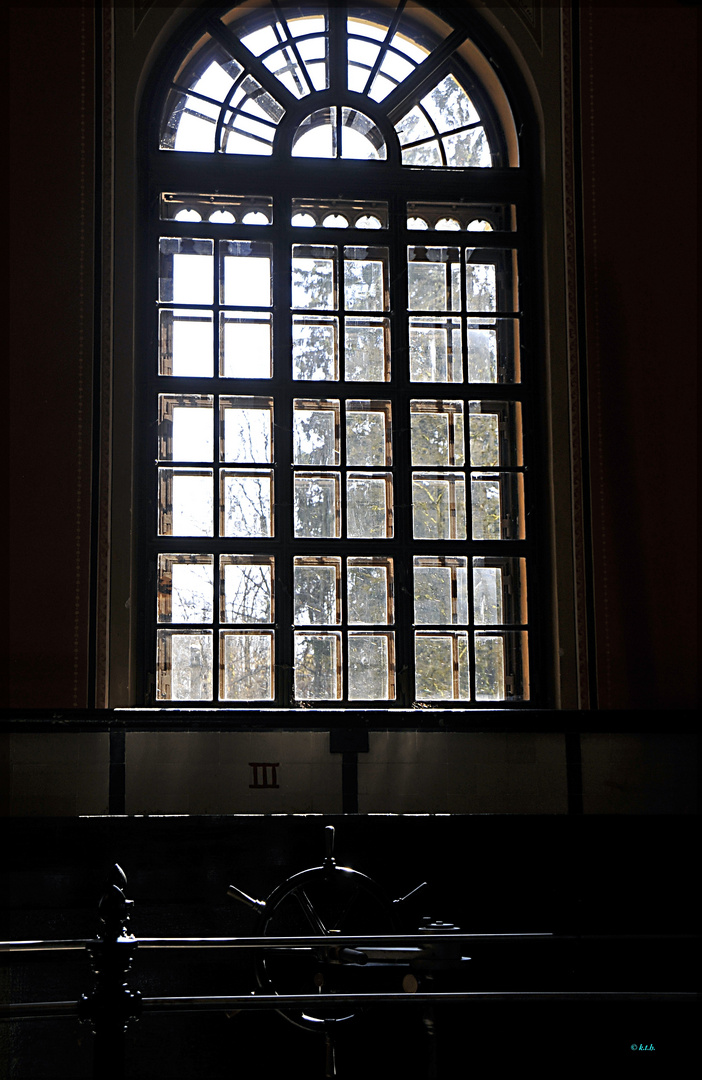 Steuerrad am Fenster