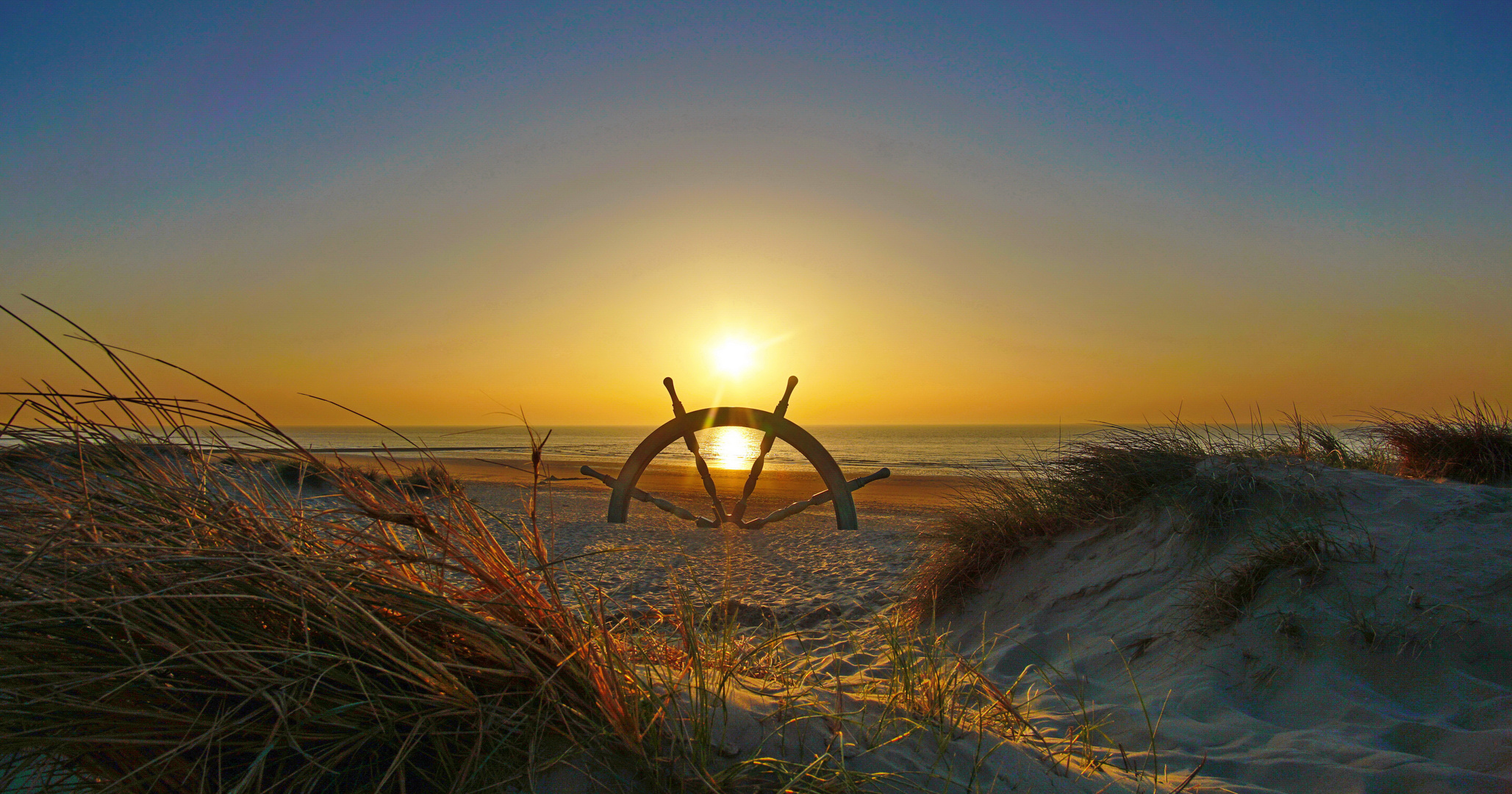 Steuerrad am Strand