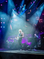 Steve Morse in the spotlight